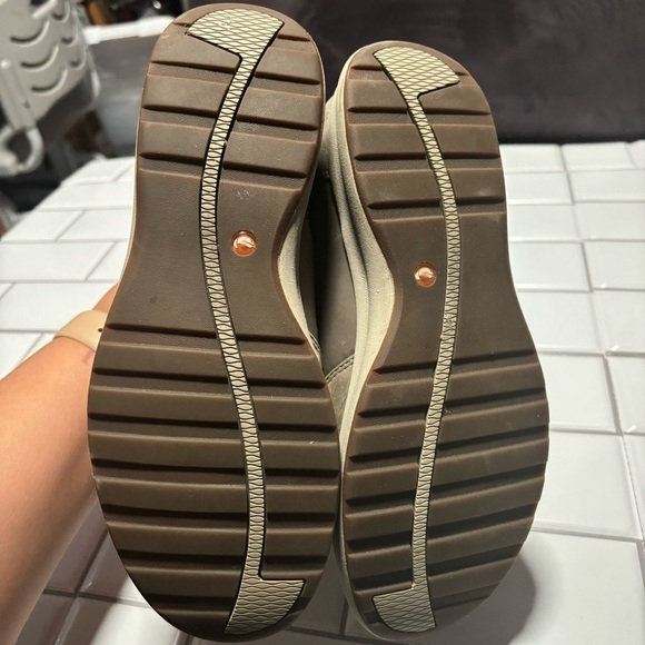 Clarks Un Adorn Step Unstructured Leather Slip-on - Picture 4 of 12